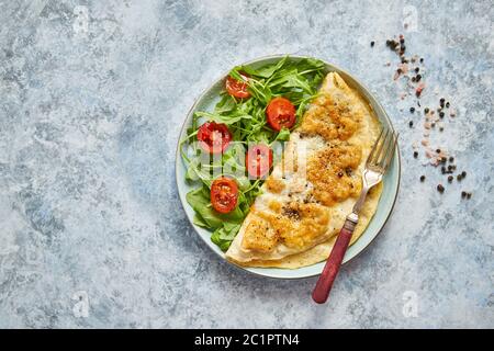 Klassische ei Omelette mit Cherry Tomaten und Rucola Salat auf Seite Stockfoto