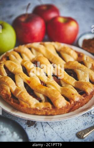 Traditionelle gebackenen Apfelkuchen Kuchen serviert auf Keramikplatte Stockfoto