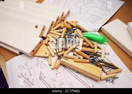 Viele verschiedene Stücke und Stücke für ein Bett zu bauen Stockfoto