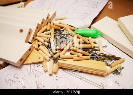 Viele verschiedene Stücke und Stücke für ein Bett zu bauen Stockfoto