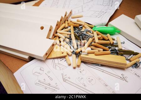 Viele verschiedene Stücke und Stücke für ein Bett zu bauen Stockfoto