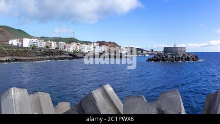 La Restinga, El Hierro, Kanarische Inseln - Blick über den Hafeneingang zum Dorf an der Südküste der Insel Stockfoto