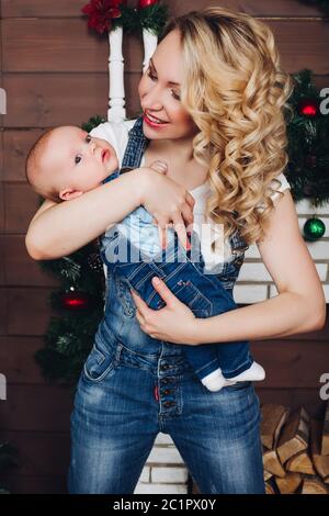 Junge mit schönen blonden Mutter umarmt in eingerichtete Studio für Weihnachten. Stockfoto