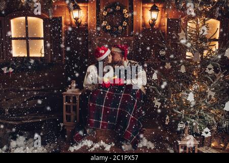 Weihnachten Romanze in Santa Claus Hüte schönes Haus des Neuen Jahres Atmosphäre Stockfoto