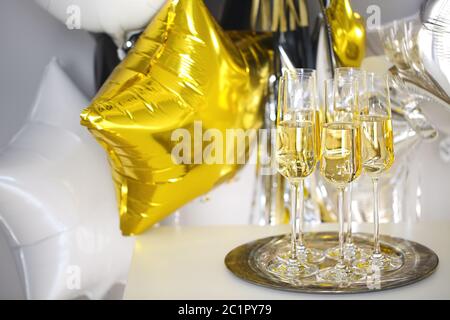Nahaufnahme von glänzenden Gläsern Champagner über Party Hintergrund Stockfoto
