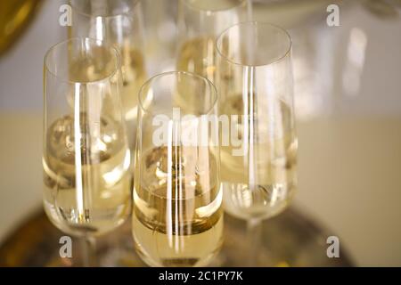Nahaufnahme von glänzenden Gläsern Champagner Stockfoto