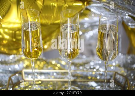 Nahaufnahme von glänzenden Gläsern Champagner über Party Hintergrund Stockfoto