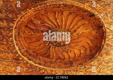 Muster der Blume auf Holz Hintergrund geschnitzt Stockfoto