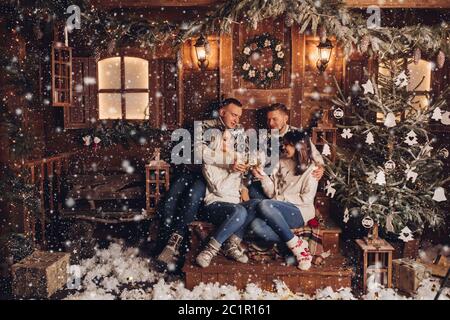 Zwei verheiratete Freunde sind ein glückliches Neues Jahr Stockfoto