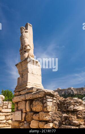 Statue von Fischschwänzchen Tritons, bei Odeon von Agrippa, im Zentrum von altem Agora und Acroplis von Athen, Athen, Griechenland, Europa Stockfoto