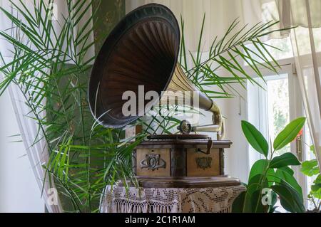 Altes Grammophon mit Platte oder Vinyl-Scheibe auf Holzkiste mit Hornlautsprecher Stockfoto