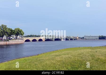 Blick auf die Stadt St. Petersburg am Ufer des Flusses Neva Stockfoto