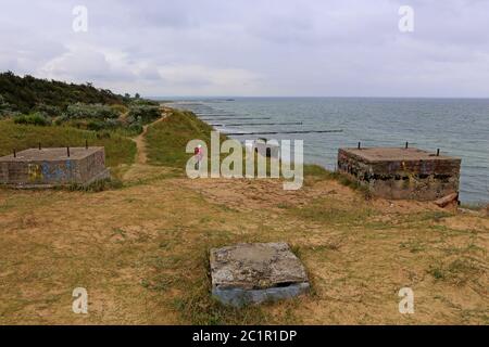 Klippen mit alten Bunkerkomplexen an der Küste von Niehagen Stockfoto