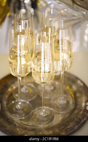 Nahaufnahme von glänzenden Gläsern Champagner über Party Hintergrund Stockfoto