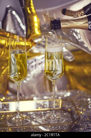 Nahaufnahme von glänzenden Gläsern Champagner über Party Hintergrund Stockfoto