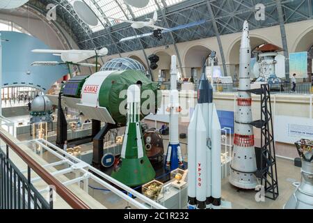 Moskau, Russland - 28. November 2018: Innenraum des Space Pavillons am VDNH Stockfoto