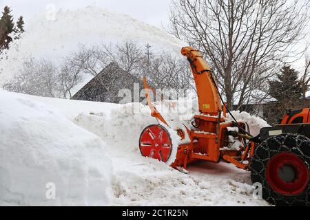 Schneeräumarbeiten mit einem großen Schneefräsen im Winter Stockfoto