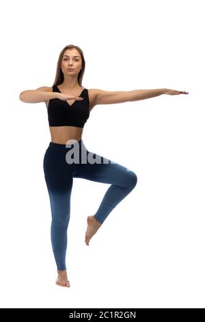Mädchen, die Yoga in einem Studio auf einem weißen üben Stockfoto