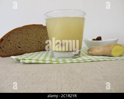 Kvass, hausgemachtes Brotbier mit Ingwer Stockfoto