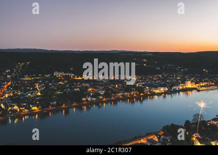 Rhein in Flammen (Bonn) - Feuerwerke am Rhein - Blick vom 'Erpeler Ley' Stockfoto