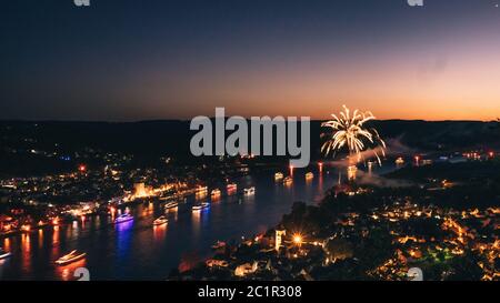 Rhein in Flammen (Bonn) - Feuerwerke am Rhein - Blick vom 'Erpeler Ley' Stockfoto