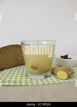 Kvass, hausgemachtes Brotbier mit Ingwer Stockfoto