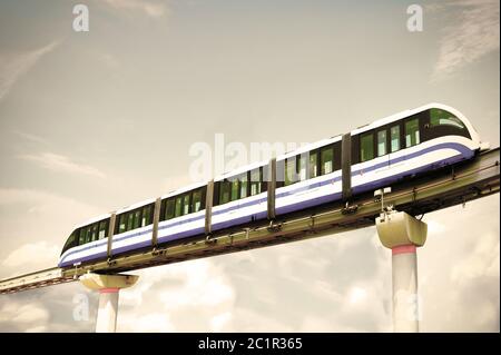 Monorail Zug auf Träger Stockfoto