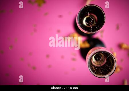 Zwei Gläser mit Sekt Champagner Wein mit goldenen Dekoration Stockfoto