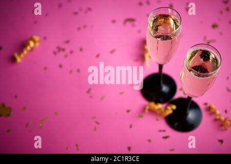 Zwei Gläser mit Sekt Champagner Wein mit goldenen Dekoration Stockfoto