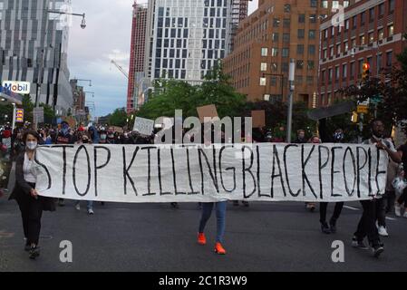 Demonstranten halten ein Banner mit der Aufschrift "Töten schwarzer Menschen" Stockfoto