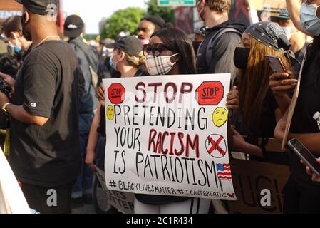 Protestor in einem Gesicht Masken hält ein Banner auf einem schwarzen Leben Angelegenheit Protest Stockfoto