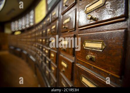 Holzschubladen in einer alten Bibliothek Stockfoto