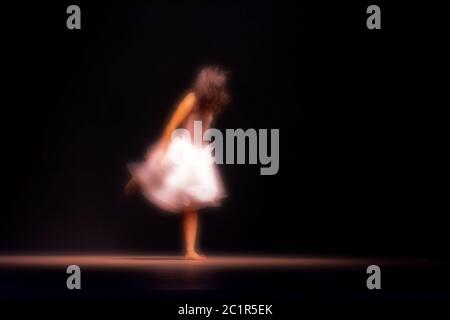 Junge Tänzerin mit unscharfen Bewegungen Stockfoto