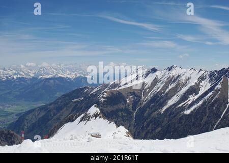 Blick vom Kitzsteinhorn auf den Zeller See und die Hohen Tauern in Österreich Stockfoto