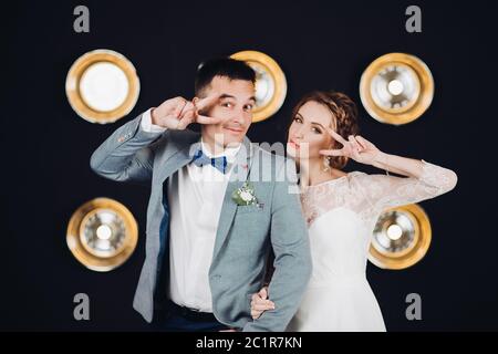 Positive Hochzeit paar, das Spaß und Tanz an der Partei. Stockfoto