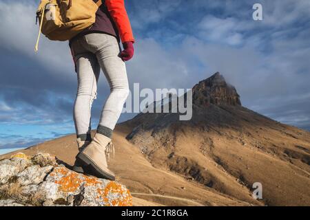 Nahaufnahme von der Rückseite eines Mädchens Reisenden auf dem Hintergrund der epischen Felsen outsdor. Porträt unter dem Gürtel Stockfoto
