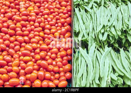 Kleine Tomaten und grünen Bohnen für den Verkauf auf dem Markt Stockfoto