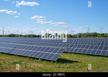 Moderne Solar Panels mit Windenergieanlagen der zurück in Deutschland gesehen Stockfoto