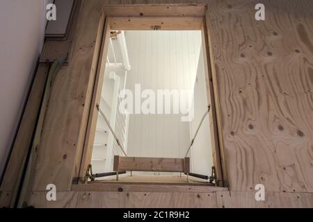 Hölzerne Treppe zum Dachgeschoss in einem modernen Haus leer Stockfoto