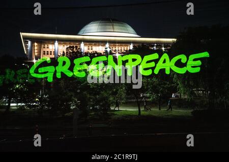 Seoul, Südkorea. Juni 2020. Greenpeace Logo ist auf einem Hologrammschirm vor dem Nationalversammlungsgebäude zu sehen.Greenpeace Seoul Büro nahm eine Hologrammvorstellung, um die 21. Nationalversammlung der Republik Korea sofortiges Handeln für die Klimakrise im Park hinter dem Nationalversammlungsgebäude in Seoul zu fordern. Kredit: SOPA Images Limited/Alamy Live Nachrichten Stockfoto