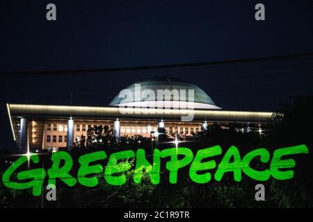 Seoul, Südkorea. Juni 2020. Greenpeace Logo ist auf einem Hologrammschirm vor dem Nationalversammlungsgebäude zu sehen.Greenpeace Seoul Büro nahm eine Hologrammvorstellung, um die 21. Nationalversammlung der Republik Korea sofortiges Handeln für die Klimakrise im Park hinter dem Nationalversammlungsgebäude in Seoul zu fordern. Kredit: SOPA Images Limited/Alamy Live Nachrichten Stockfoto