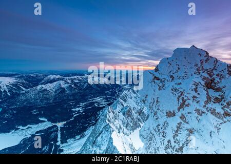 Tagesanbruch auf der Zugspitze Gipfel mit Blick auf Garmisch Partenkirchen und Loisach river valley beleuchtet Stockfoto