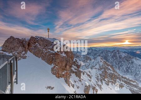 Sonnenaufgang auf Zugspitze Gipfel im Winter Stockfoto