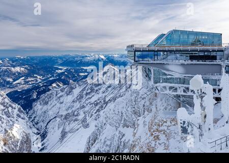 Bergstation der Seilbahn auf die Zugspitze im Winter Stockfoto