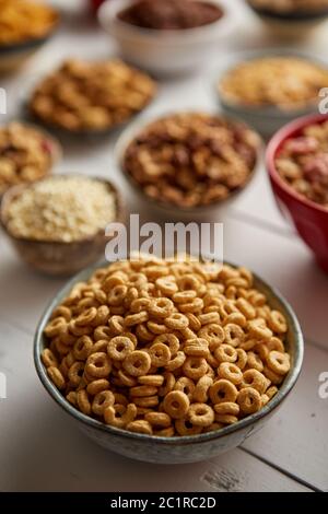 Close Up und selektiven Fokus. Zusammensetzung der verschiedenen Arten von Getreide Stockfoto