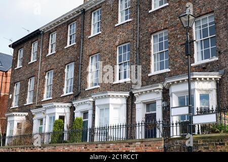Britische freistehende Häuser mit roten Klinker in York gesehen gebaut Stockfoto