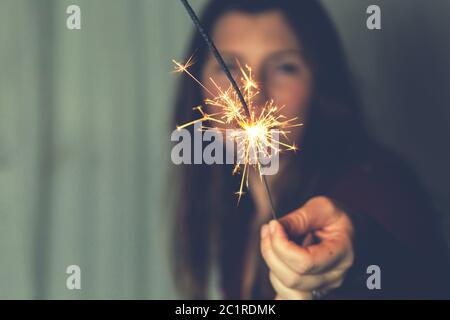 Frau mit Wunderkerzen Feuerwerk Feier Glück Feuerwerk Konzept Stockfoto