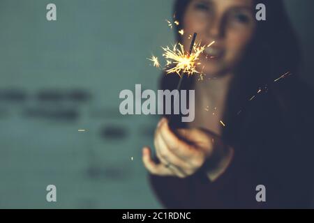 Frau mit Wunderkerzen Feuerwerk Feier Glück Feuerwerk Konzept Stockfoto