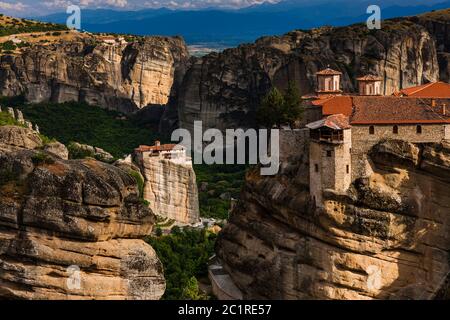 Meteora, Monastery von Varlaam, hinter Monastery von Rousanou, ehrfürchtige natürliche Felsformation, Kalabaka, Thessaly, Griechenland, Europa Stockfoto