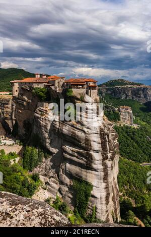 Meteora, Monastery von Varlaam, auf enormen Spalten des Felsens, ehrfürchtige natürliche Felsformation, Kalabaka, Thessaly, Griechenland, Europa Stockfoto